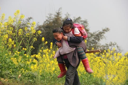 1.jpg 6旬奶奶爬数公里山路背残疾孙女上学连续5年